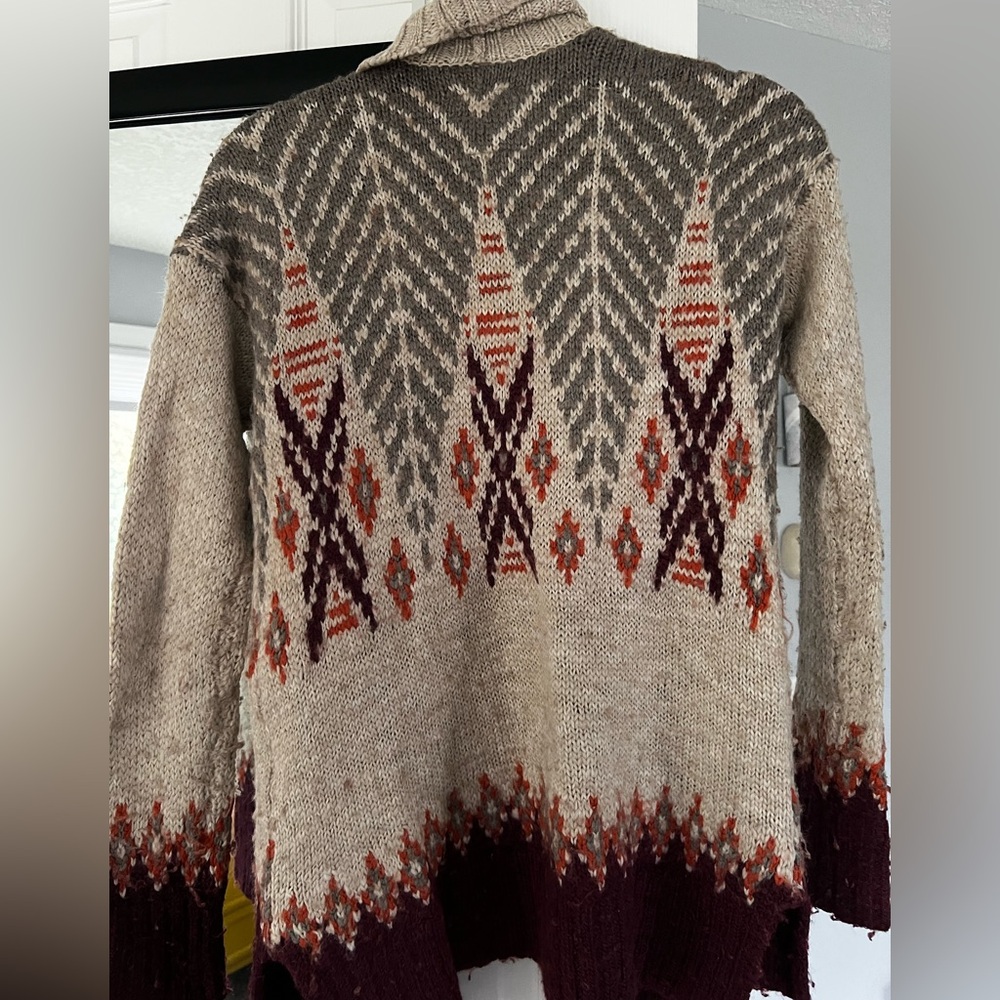 Abercrombie & Fitch Beige and Burgundy Patterned Cardigan - Picture 2 of 3